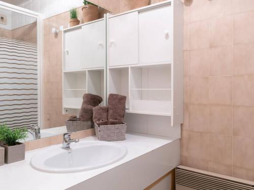 ein Badezimmer mit Waschbecken und Spiegel in der Unterkunft Agréable studio cabine 4 pers avec parking à Saint-Lary village - FR-1-296-218 in Saint-Lary-Soulan