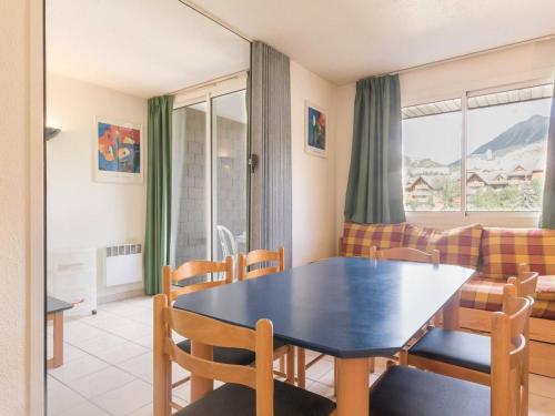 une salle à manger avec une table, des chaises et un canapé dans l'établissement Appartement 2 pièces, 6 pers, proche télécabine & centre, garage inclus - Briançon - FR-1-330C-26, à Briançon