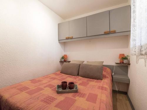 une chambre avec un lit avec deux chaussures dessus dans l'établissement Appartement 4 pers avec terrasse et parking privé, proche Thermes et télécabine à Saint-Lary - FR-1-296-224, à Saint-Lary-Soulan