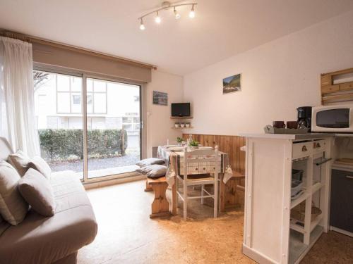 un salon avec un canapé et une cuisine avec une table dans l'établissement Appartement 4 pers avec terrasse et parking privé, proche Thermes et télécabine à Saint-Lary - FR-1-296-224, à Saint-Lary-Soulan