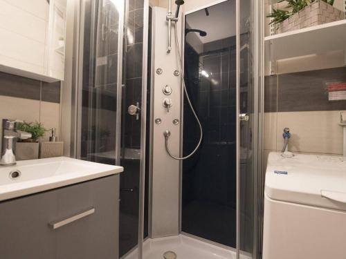 une douche avec une porte vitrée dans une salle de bain dans l'établissement Appartement 4 pers avec terrasse et parking privé, proche Thermes et télécabine à Saint-Lary - FR-1-296-224, à Saint-Lary-Soulan