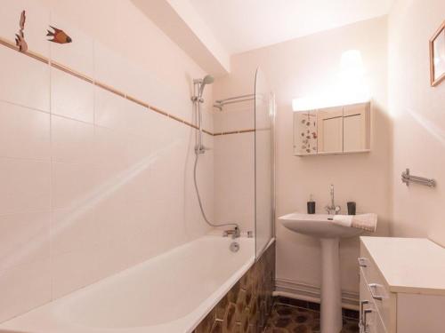 uma casa de banho com uma banheira e um lavatório em Appartement Saint-Chaffrey , 2 pièces, 6 personnes - FR-1-330E-37 em Saint-Chaffrey