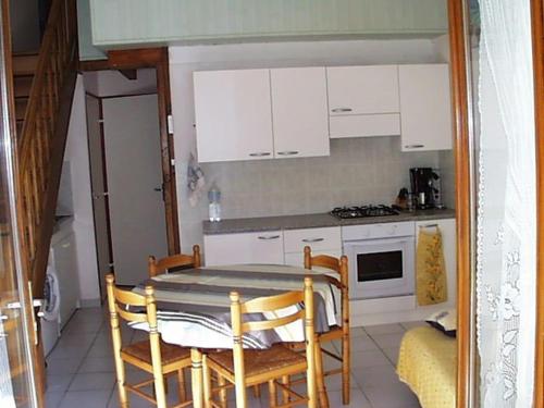 Villa Port Barcarès, 3 pièces, 5 personnes - FR-1-81-414にあるキッチンまたは簡易キッチン
