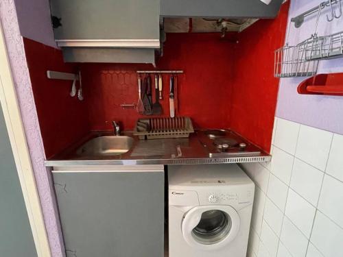 une petite cuisine avec un évier et une machine à laver dans l'établissement Studio avec Terrasse, Proche Plage et Commerces à Argelès-sur-Mer - FR-1-225-449, à Argelès-sur-Mer