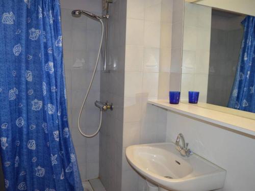 a bathroom with a sink and a shower with a shower curtain at Appartement Banyuls-sur-Mer, 1 pièce, 4 personnes - FR-1-225C-461 in Banyuls-sur-Mer