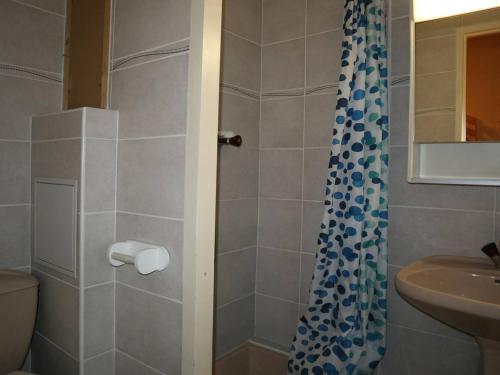 une salle de bain avec une douche, des toilettes et un lavabo dans l'établissement Studio cosy pour 4 pers. au pied des pistes - FR-1-322-292, aux Orres