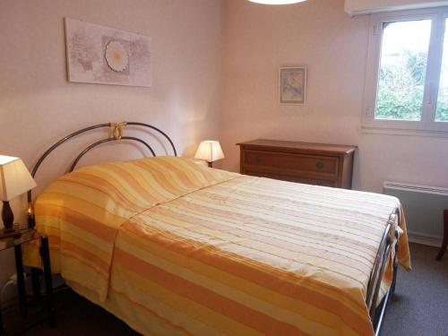 une chambre avec un grand lit et une fenêtre dans l'établissement Appartement familial à Carnac, 3 pièces, 50m², Wifi, proche Grande Plage, parking, animal accepté - FR-1-477-142, à Carnac