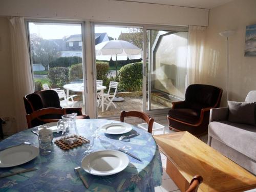 un salon avec une table, des chaises et un canapé dans l'établissement Appartement familial à Carnac, 3 pièces, 50m², Wifi, proche Grande Plage, parking, animal accepté - FR-1-477-142, à Carnac
