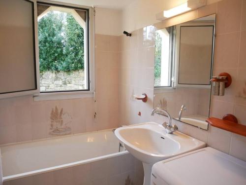 une salle de bain avec un lavabo, une baignoire et un miroir dans l'établissement Appartement familial à Carnac, 3 pièces, 50m², Wifi, proche Grande Plage, parking, animal accepté - FR-1-477-142, à Carnac
