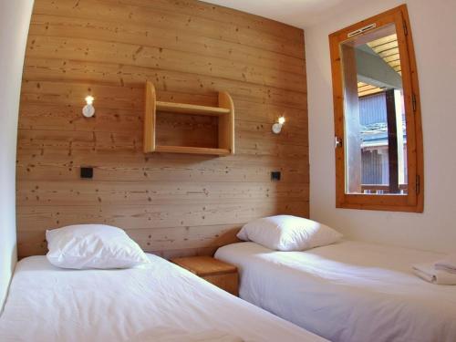 ヴァルモレルにあるAppartement Valmorel, 2 pièces, 4 personnes - FR-1-291-799のベッド2台 木製の壁の部屋