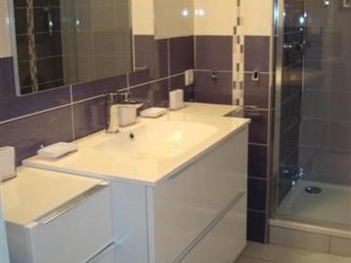 a bathroom with a white sink and a shower at Appartement Vieux-Boucau-les-Bains, 2 pièces, 5 personnes - FR-1-379-38 in Vieux-Boucau-les-Bains