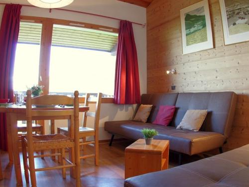 un salon avec un canapé et une table dans l'établissement Appartement 2 pièces à Valmorel avec balcon et casier à skis - FR-1-291-799, à Valmorel