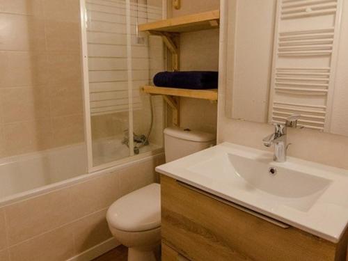 une salle de bain avec un lavabo, des toilettes et une douche dans l'établissement Appartement 2 pièces à Valmorel avec balcon et casier à skis - FR-1-291-799, à Valmorel