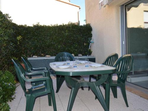 Appartement T2 en Rez-de-Chaussée avec Terrasse et Parking à Saint-Cyprien - FR-1-225D-472