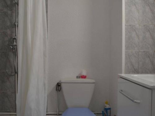 une salle de bain avec des toilettes blanches et un lavabo dans l'établissement Appartement T2 en Rez-de-Chaussée avec Terrasse et Parking à Saint-Cyprien - FR-1-225D-472, à Saint Cyprien Plage