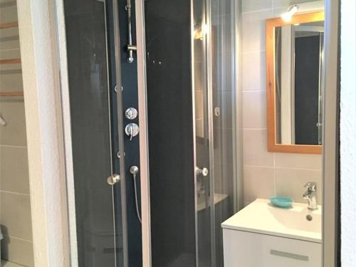 a bathroom with a shower and a sink at Appartement Vieux-Boucau-les-Bains, 1 pièce, 4 personnes - FR-1-379-63 in Vieux-Boucau-les-Bains