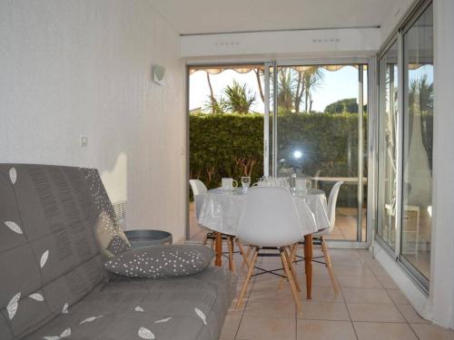 une salle à manger avec une table et des chaises sur un patio dans l'établissement Appartement T2 en Rez-de-Chaussée avec Terrasse et Parking à Saint-Cyprien - FR-1-225D-472, à Saint Cyprien Plage