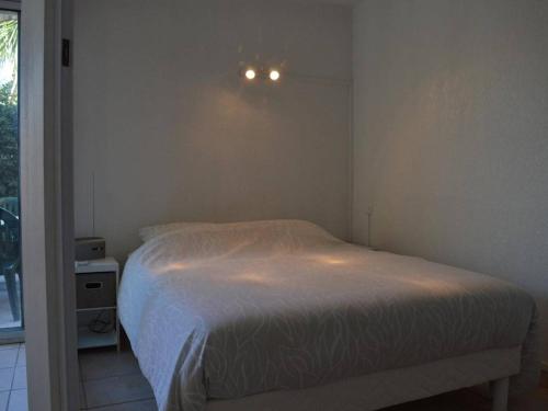 - une petite chambre avec un lit et une fenêtre dans l'établissement Appartement Saint-Cyprien, 2 pièces, 4 personnes - FR-1-225D-472, à Saint Cyprien Plage