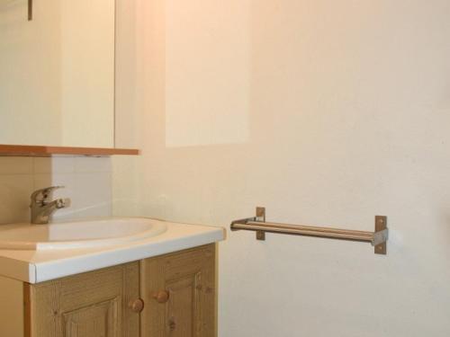 W łazience znajduje się umywalka i wieszak na ręczniki. w obiekcie Appartement Montgenèvre, 2 pièces, 4 personnes - FR-1-266-94 w mieście Montgenèvre