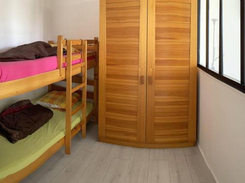a room with two bunk beds and a closet at Appartement Vieux-Boucau-les-Bains, 1 pièce, 4 personnes - FR-1-379-63 in Vieux-Boucau-les-Bains