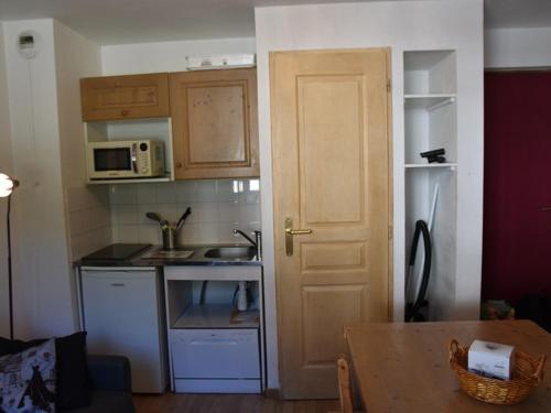 Appartement Montgenèvre, 2 pièces, 4 personnes - FR-1-266-89にあるキッチンまたは簡易キッチン