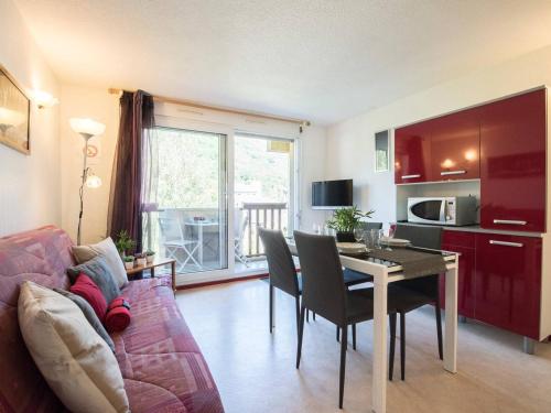 une cuisine et un salon avec une table et un canapé dans l'établissement Appartement pour 4 à Saint-Lary, proche centre, balcon, casier à skis, parking municipal - FR-1-296-236, à Saint-Lary-Soulan