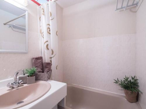 une salle de bain blanche avec un lavabo et une baignoire dans l'établissement Appartement pour 4 à Saint-Lary, proche centre, balcon, casier à skis, parking municipal - FR-1-296-236, à Saint-Lary-Soulan