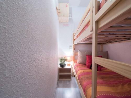 une chambre avec un lit superposé dans une pièce avec dans l'établissement Appartement pour 4 à Saint-Lary, proche centre, balcon, casier à skis, parking municipal - FR-1-296-236, à Saint-Lary-Soulan