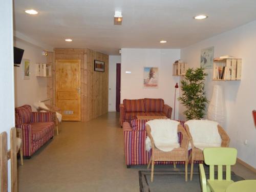 un salon avec des canapés, une table et des chaises dans l'établissement Charmant studio cabine pour 4 personnes face aux pistes à Montgenèvre - FR-1-266-98, à Montgenèvre