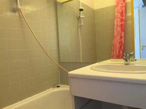 une salle de bain avec un lavabo, un miroir et une baignoire dans l'établissement Studio cabine 4 pers près de la plage avec parking à Argelès-sur-Mer - FR-1-388-17, à Argelès-sur-Mer
