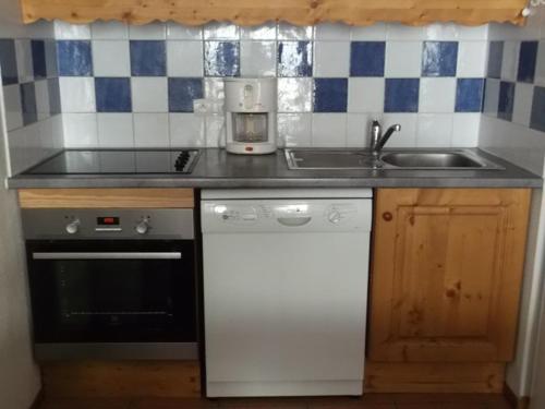 une cuisine avec un évier et une cuisinière dans l'établissement Charmant 3 pièces, balcon, au pied des pistes, parking, WIFI - FR-1-262-154, à Les Estaris