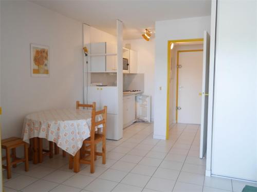 une cuisine et une salle à manger avec une table et des chaises dans l'établissement Studio cabine à 150m plage avec parking privatif - Argelès-sur-Mer - FR-1-388-22, à Argelès-sur-Mer