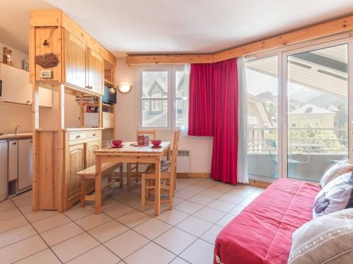 une cuisine et une salle à manger avec une table et une fenêtre dans l'établissement Appartement cosy avec balcon, parking privé et à 400m des télécabines – Centre-ville Briançon - FR-1-330C-19, à Briançon