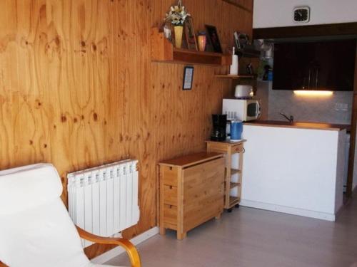 une cuisine avec un radiateur blanc et un comptoir dans l'établissement Maxi-studio 6 pers avec balcon sud, proche commerces et sports, accès pistes navette gratuite - FR-1-262-155, à Forest des Baniols