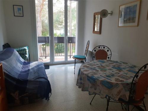 une pièce avec une table, des chaises et une fenêtre dans l'établissement Appartement T2 à 50m de la plage avec balcon et parking – Argelès-sur-Mer - FR-1-388-43, à Argelès-sur-Mer
