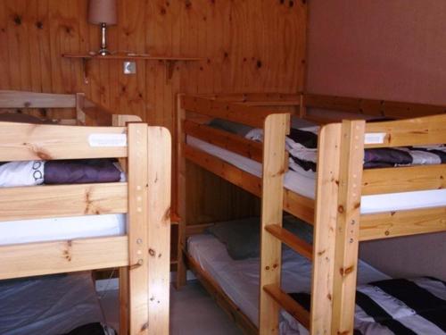 Forest des BaniolsにあるMaxi-studio 6 pers avec balcon sud, proche commerces et sports, accès pistes navette gratuite - FR-1-262-155のキャビン内の二段ベッド2台が備わる客室です。