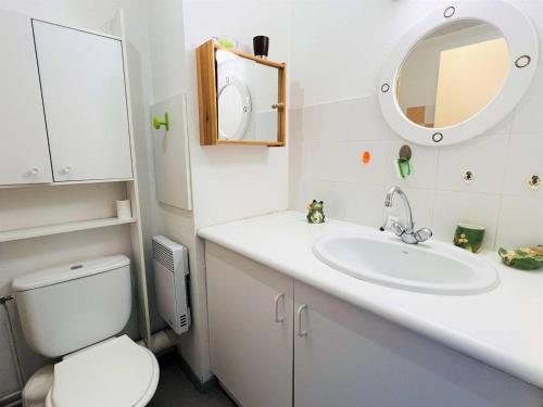 a bathroom with a toilet and a sink and a mirror at Studio Cambo-les-Bains, 1 pièce, 4 personnes - FR-1-495-64 in Cambo-les-Bains