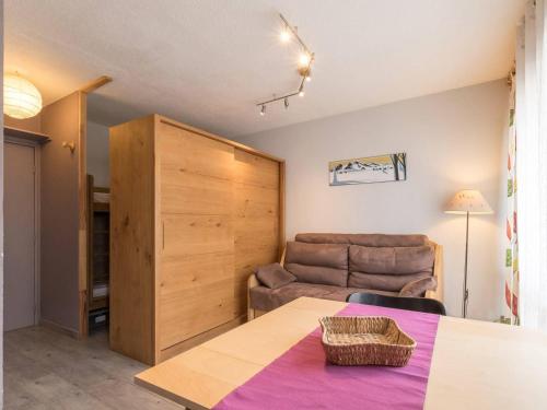 ein Wohnzimmer mit Tisch und Couch in der Unterkunft Studio cosy avec coin nuit, proche télécabine et centre, parking - FR-1-330C-21 in Briançon