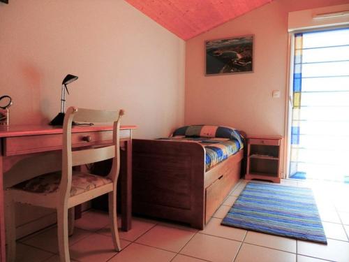 a small bedroom with a desk and a bed at Appartement T3 à Vieux-Boucau - 6 pers - Proche océan, lac et plage - Terrasse Ouest - Quartier calme - FR-1-379-28 in Vieux-Boucau-les-Bains
