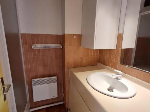 une salle de bain avec un lavabo blanc et un miroir dans l'établissement Appartement lumineux T2 avec piscine, loggia et parking, 4 couchages - Argelès-sur-Mer - FR-1-388-55, à Argelès-sur-Mer