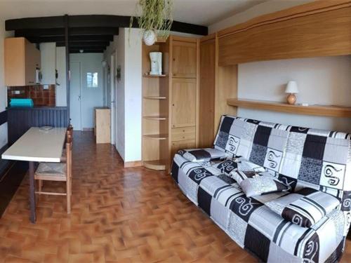 un salon avec un canapé et une table dans l'établissement Appartement T2 avec piscine et parking à 300m de la plage - FR-1-388-56, à Argelès-sur-Mer