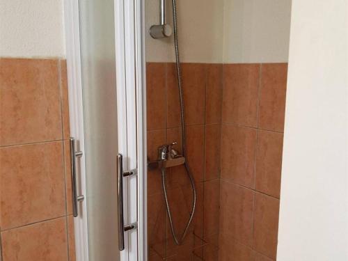 une douche avec un tuyau dans une salle de bain dans l'établissement Appartement T2 avec piscine et parking à 300m de la plage - FR-1-388-56, à Argelès-sur-Mer