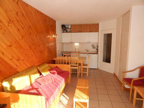 un salon avec un canapé et une cuisine dans l'établissement Appartement 2 pièces coin nuit, parking, wifi - Briançon - FR-1-330C-29, à Briançon