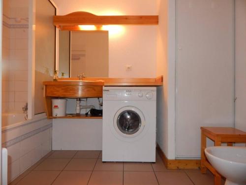 une salle de bain avec une machine à laver et un lavabo dans l'établissement Appartement 2 pièces coin nuit, parking, wifi - Briançon - FR-1-330C-29, à Briançon