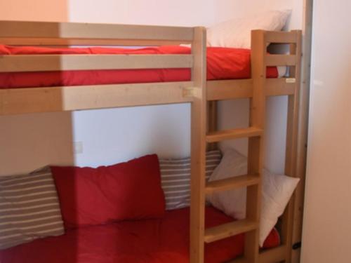 a bunk bed room with two bunk beds and a ladder at Appartement Montgenèvre, 2 pièces, 6 personnes - FR-1-266-90 in Montgenèvre