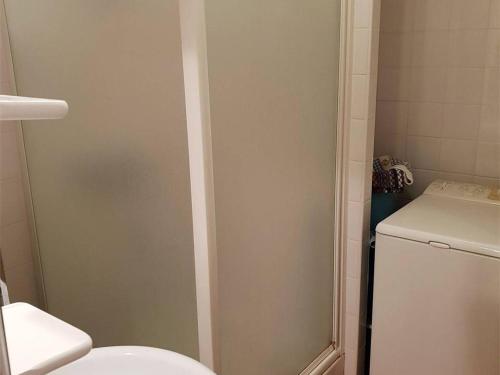 une petite salle de bain avec toilettes et douche dans l'établissement Appartement T3 climatisé avec piscine, parking privé, proche plage - Argelès-sur-Mer - FR-1-388-128, à Argelès-sur-Mer