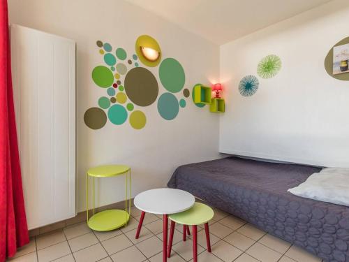 1 dormitorio con 1 cama, 2 sillas y mesa en Appartement Briançon, 2 pièces, 6 personnes - FR-1-330C-13 en Briançon