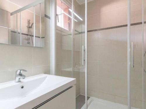 une salle de bain blanche avec un lavabo et une douche dans l'établissement Appartement 2P, balcon sud, proche Prorel et centre, 4-6 pers., ski, 2 étoiles, Briançon - FR-1-330C-13, à Briançon