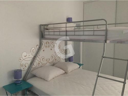 une chambre avec un lit superposé avec une échelle dans l'établissement Maison 5 pers. à La Tranche sur Mer, Proche Plage, Terrasse, Garage, Dordonnée - FR-1-357-109, à La Tranche-sur-Mer