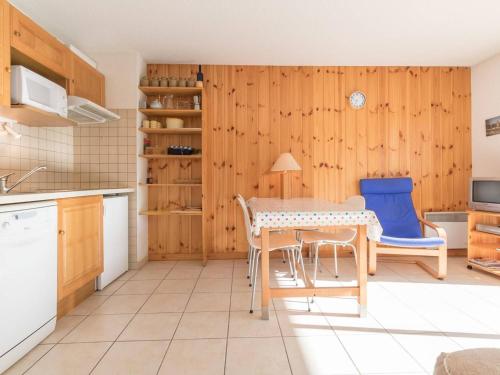 Appartement Briançon, 2 pièces, 4 personnes - FR-1-330C-32にあるキッチンまたは簡易キッチン